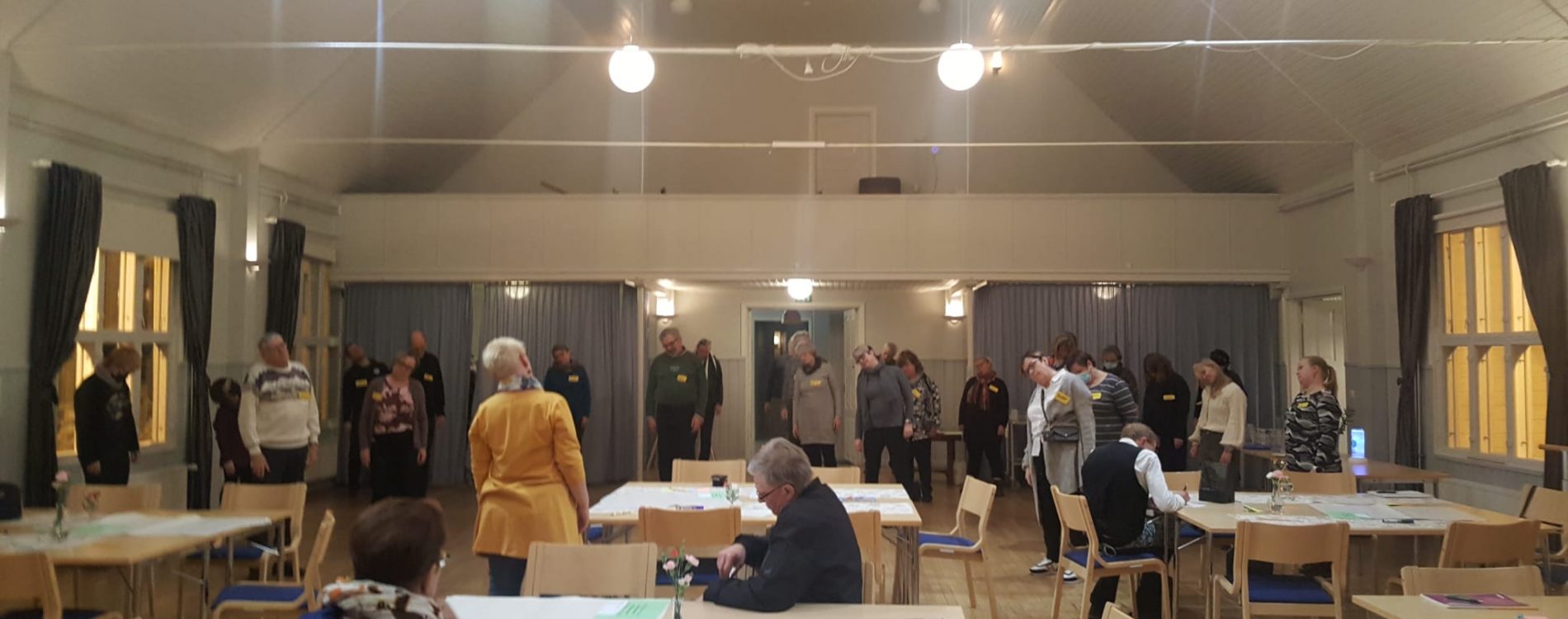 Välillä pidettiin pieni taukojumppa, jotta ajatus pysyi vireessä. Kuva taukojumpasta