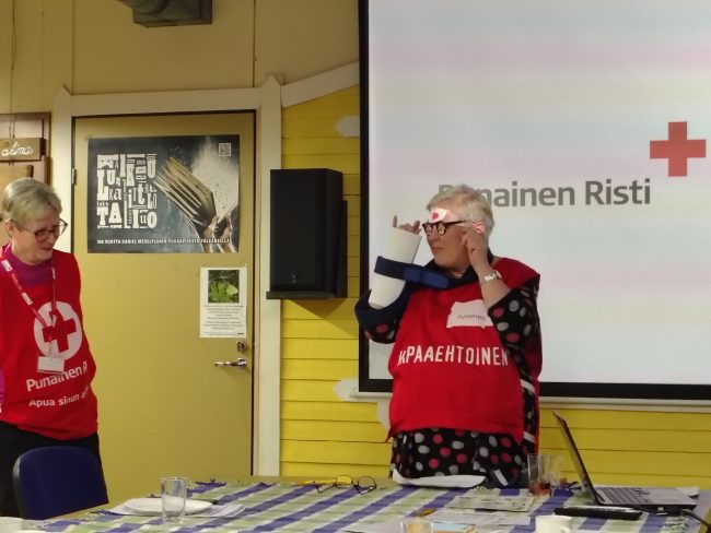 SPR Luopioinen esittäytyy Iltatorilla, kuvassa Anna-Liisa Meskus ja Leea Peltonen